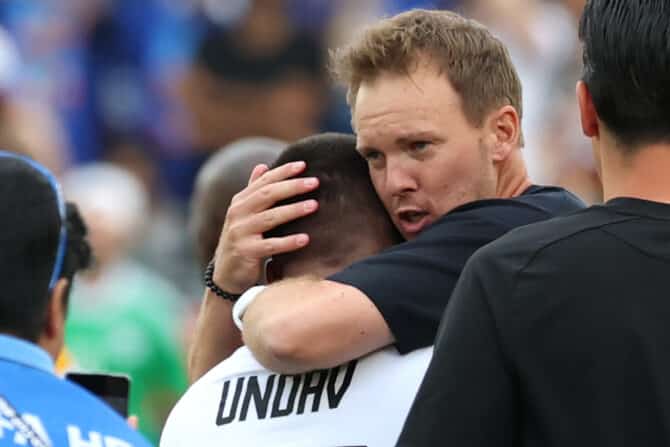 TORONTO, ONTARIO - 20. Juni: Deniz Undav (#26) wird nach dem 2:1-Sieg Deutschlands im FIFA-Weltmeisterschafts-Gruppenspiel der Gruppe E gegen die Elfenbeinküste von Bundestrainer Julian Nagelsmann beglückwünscht. Die Partie fand im Toronto Stadium am 20. Juni 2026 in Toronto, Ontario, statt. (Foto: Alexander Hassenstein/Getty Images)