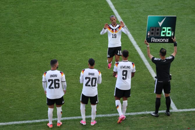 TORONTO, ONTARIO - 20. Juni: Deniz Undav (#26), Nadiem Amiri (#20) und Jamie Leweling (#9) aus Deutschland stehen zur Einwechslung an der Seitenlinie bereit, während des FIFA-Weltmeisterschafts-Gruppenspiels der Gruppe E zwischen Deutschland und der Elfenbeinküste im Toronto Stadium am 20. Juni 2026 in Toronto, Ontario. (Foto: Megan Briggs/Getty Images)