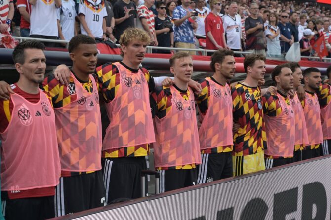 Die deutsche Nationalmannschaft im neuen DFB Aufwärmtrikot zur WM 2026 vor dem Testspiel gegen die USA in Chicago.