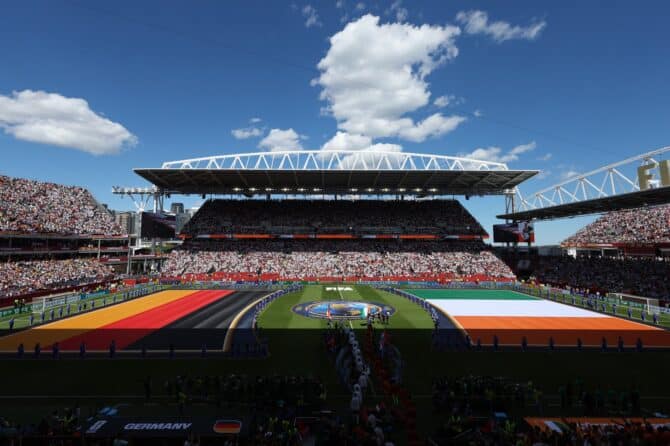 Vor dem WM-2026-Gruppenspiel der Gruppe E zwischen Deutschland und der Elfenbeinküste laufen die Mannschaften und Schiedsrichter ins Toronto Stadium ein, während auf dem Rasen die riesigen Länderfahnen beider Nationen ausgebreitet sind. (Toronto, 20. Juni 2026) Megan Briggs / Getty Images