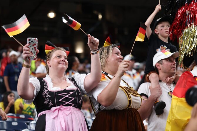 Deutsche Fans, teils in Tracht, schwenken ihre Fahnen vor dem WM-2026-Gruppenspiel der Gruppe E zwischen Deutschland und Curaçao im Houston Stadium in Houston, Texas, am 14. Juni 2026. Lars Baron / Getty Images