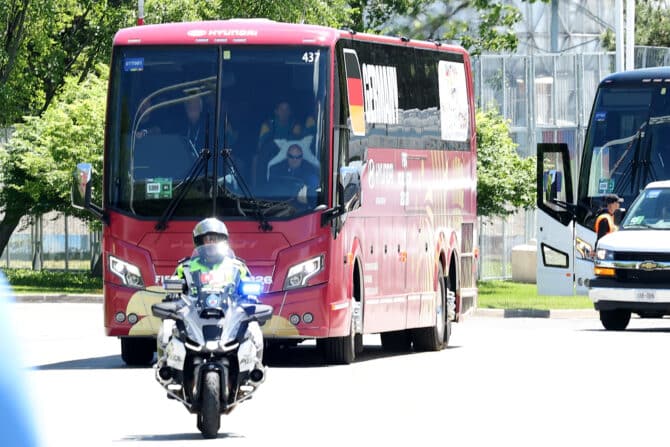 TORONTO, ONTARIO - 20. Juni: Ein Bus mit Bundestrainer Julian Nagelsmann (l.), DFB-Sportdirektor Rudi Völler sowie den Spielern der deutschen Nationalmannschaft trifft vor dem FIFA-Weltmeisterschafts-Gruppenspiel der Gruppe E zwischen Deutschland und der Elfenbeinküste am Toronto Stadium in Toronto, Ontario, ein. (Foto: Alexander Hassenstein/Getty Images)