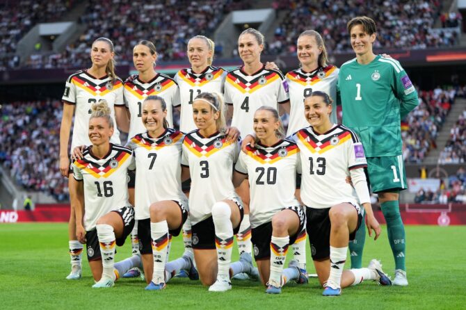 Die deutsche Mannschaft stellt sich vor dem Qualifikationsspiel zur Frauen-Weltmeisterschaft 2027 gegen Norwegen am 5. Juni 2026 im RheinEnergieStadion in Köln zum Mannschaftsfoto auf. (Pau Barrena / Getty Images)