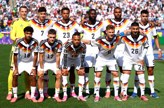 Die deutsche Nationalmannschaft posiert vor dem WM-2026-Sechzehntelfinale gegen Paraguay am 29. Juni 2026 im Boston Stadium in Foxborough, Massachusetts, für das offizielle Mannschaftsfoto. (Foto: Megan Briggs/Getty Images)