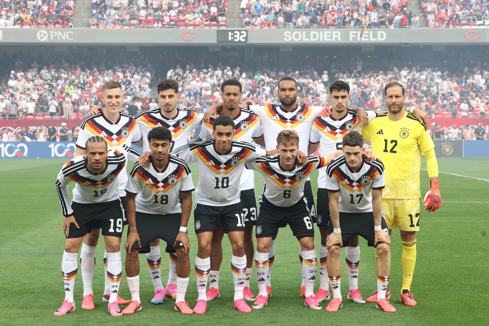 Die deutsche Nationalmannschaft stellt sich vor dem Test-Laenderspiel gegen die USA zum Mannschaftsfoto auf. Die Begegnung fand am 6. Juni 2026 im Soldier Field von Chicago statt. Alexander Hassenstein / Getty Images