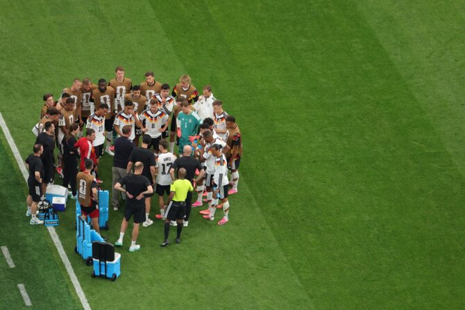 Die deutsche Mannschaft bildet vor dem Anpfiff einen Mannschaftskreis im Houston Stadium. Das WM-Gruppenspiel der Gruppe E gegen Curaçao fand am 14. Juni 2026 statt. Foto: Alex Slitz / Getty Images