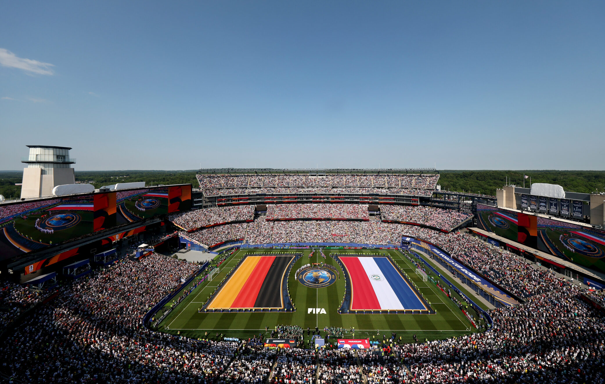 Blick ins Boston Stadium kurz vor dem Anpfiff des WM-2026-Sechzehntelfinales zwischen Deutschland und Paraguay am 29. Juni 2026 in Foxborough, Massachusetts. Spieler, Schiedsrichter und Volunteers stehen zum Einlauf bereit. (Foto: Robert Cianflone/Getty Images)