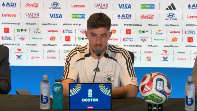 Kai Havertz beantwortet vor dem WM-2026-Sechzehntelfinale gegen Paraguay die Fragen der Medien, während Bundestrainer Julian Nagelsmann an der Pressekonferenz in Boston teilnimmt. (Screenshot: sportschau.de)