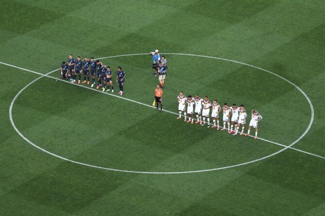 Aus der Vogelperspektive stehen sich die Mannschaften von Paraguay (dunkle Trikots) und Deutschland (weiße Trikots) während des Elfmeterschießens am Mittelkreis gegenüber. Aufgenommen im Sechzehntelfinale der WM 2026 zwischen Deutschland und Paraguay im Boston Stadium in Foxborough am 29. Juni 2026. (Darrian Traynor / Getty Images)