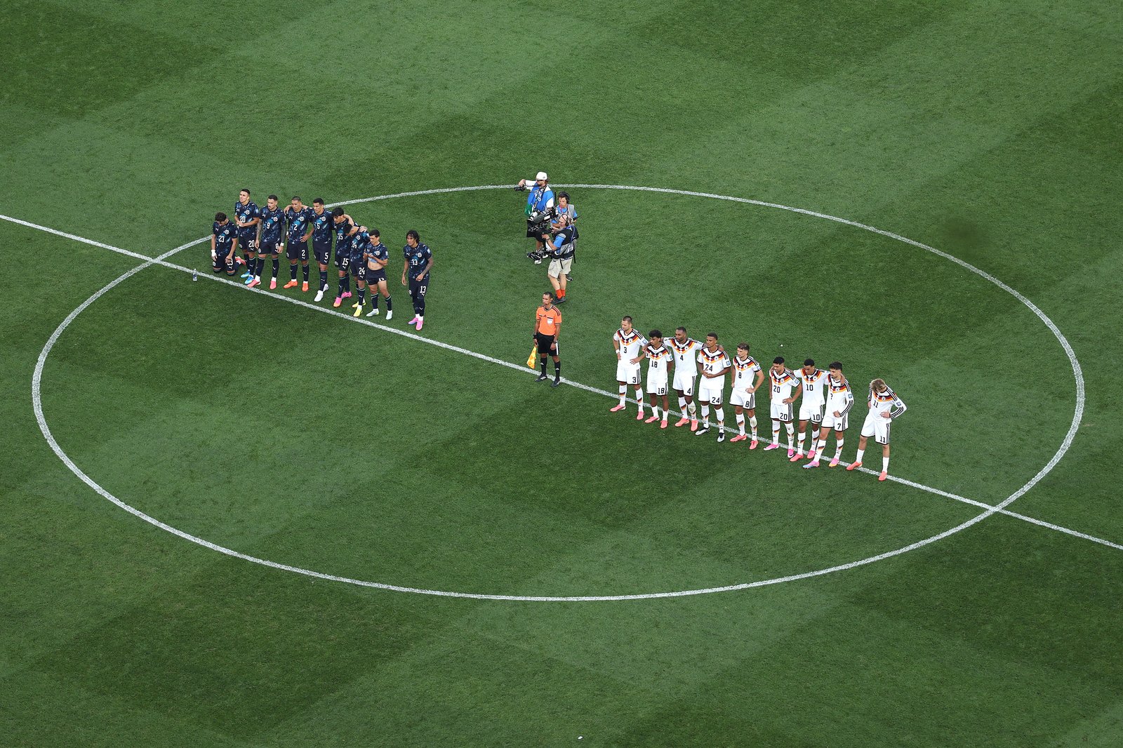 Aus der Vogelperspektive stehen sich die Mannschaften von Paraguay (dunkle Trikots) und Deutschland (weiße Trikots) während des Elfmeterschießens am Mittelkreis gegenüber. Aufgenommen im Sechzehntelfinale der WM 2026 zwischen Deutschland und Paraguay im Boston Stadium in Foxborough am 29. Juni 2026. (Darrian Traynor / Getty Images)