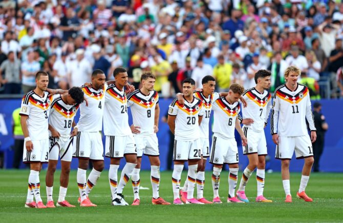 Die deutschen Spieler stehen während des Elfmeterschießens eng aneinandergereiht am Mittelkreis und verfolgen angespannt die Szene. Aufgenommen im Sechzehntelfinale der WM 2026 zwischen Deutschland und Paraguay im Boston Stadium in Foxborough am 29. Juni 2026. (Robert Cianflone / Getty Images)