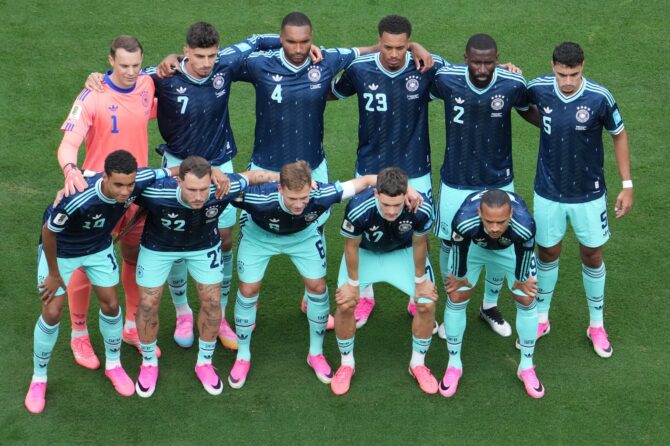Die deutsche Nationalmannschaft stellt sich vor dem WM-2026-Gruppenspiel der Gruppe E gegen Ecuador zum Mannschaftsfoto auf. Die Partie fand am 25. Juni 2026 im New York/New Jersey Stadium in East Rutherford statt. (Copyright AFP/Timothy A. Clary)