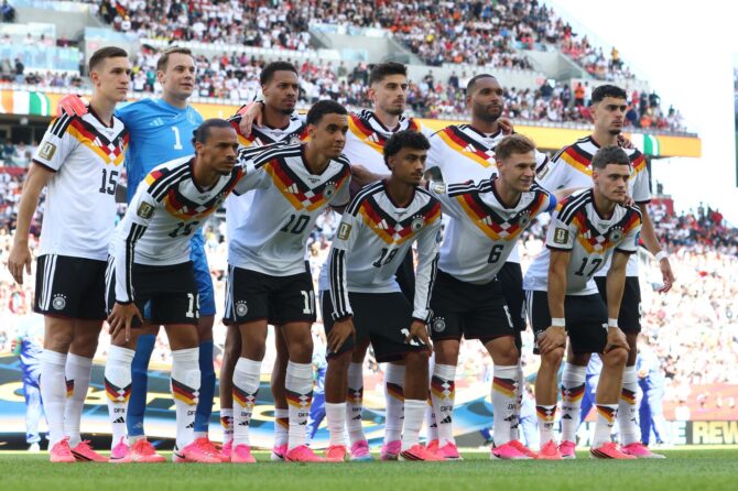 Die deutsche Nationalmannschaft stellt sich vor dem WM-2026-Gruppenspiel der Gruppe E gegen die Elfenbeinküste im Toronto Stadium zum traditionellen Mannschaftsfoto auf. (Toronto, 20. Juni 2026) (Copyright AFP/Cole Burston)