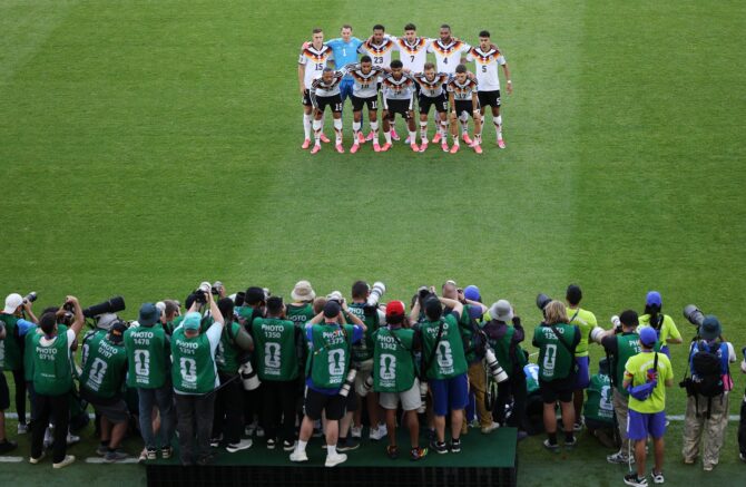 Die deutsche Nationalmannschaft stellt sich vor dem WM-2026-Gruppenspiel der Gruppe E gegen die Elfenbeinküste im Toronto Stadium zum Mannschaftsfoto auf, umringt von zahlreichen Fotografen. (Toronto, 20. Juni 2026) Megan Briggs / Getty Images