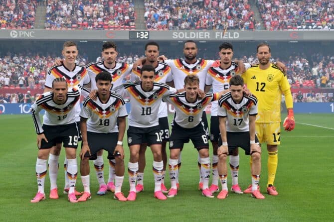 Das deutsche Nationalteam posiert am 6. Juni 2026 im Soldier Field in Chicago für das Mannschaftsfoto vor dem Länderspiel gegen die USA, dem letzten Test vor der WM 2026. (Copyright AFP/Jacek Boczarski)