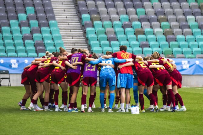 Die Spielerinnen der deutschen Frauen-Nationalmannschaft schwören sich im Mannschaftskreis aufeinander ein. Die Szene entstand am 9. Juni 2026 beim Qualifikationsspiel zur Frauen-Weltmeisterschaft 2027 zwischen Slowenien und Deutschland im Stadion Stožice in Ljubljana. Jurij Kodrun / Getty Images