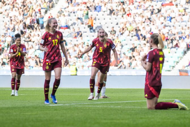 Die deutsche Frauen-Nationalmannschaft bejubelt das 1:0, ein Eigentor der Slowenin Lara Prasnikar. Die Szene entstand am 9. Juni 2026 beim Qualifikationsspiel zur Frauen-Weltmeisterschaft 2027 zwischen Slowenien und Deutschland im Stadion Stožice in Ljubljana. Jurij Kodrun / Getty Images