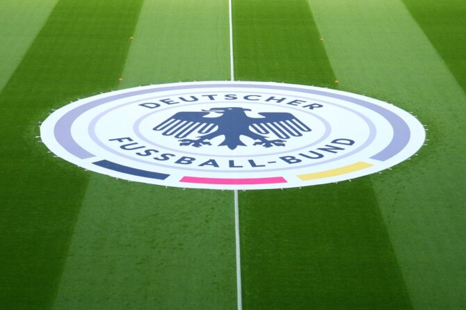 Das Emblem des Deutschen Fußball-Bundes ziert vor dem Anpfiff den Mittelkreis des Kölner RheinEnergieStadions. Dort trafen die deutschen Frauen am 5. Juni 2026 in der Qualifikation zur FIFA Frauen-Weltmeisterschaft 2027 auf Norwegen. Pau Barrena / Getty Images