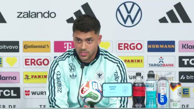 Nadiem Amiri auf der DFB-Pressekonferenz im WM-Quartier in Winston-Salem vor dem Gruppenspiel gegen Ecuador