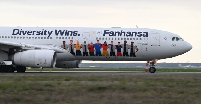 Mit dem Lufthansa-Flugzeug – versehen mit der Aufschrift 'Diversity Wins' – startet die deutsche Nationalmannschaft am 14. November 2022 vom Flughafen Frankfurt zu ihrem Trainingscamp nach Muscat, Oman. Von dort aus sollte die Reise weiter nach Katar zur FIFA-Weltmeisterschaft 2022 gehen. (Arne Dedert / Getty Images)