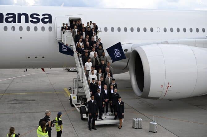 Die deutsche Nationalmannschaft posiert am 2. Juni 2026 auf der Gangway eines Lufthansa-Airbus am Frankfurter Flughafen, bevor sie zur Fußball-Weltmeisterschaft 2026 aufbricht. Spieler, Betreuerstab und DFB-Offizielle stellen sich gemeinsam mit der Crew zum Erinnerungsfoto auf, während Bodenpersonal die Szene am Vorfeld begleitet. Die Reise führt das Team zunächst nach Chicago zu Trainingseinheiten und einem Testspiel gegen die USA, ehe das Quartier in Winston-Salem in North Carolina bezogen wird. Christian Kaspar-Bartke / Getty Images Europe via Getty Images