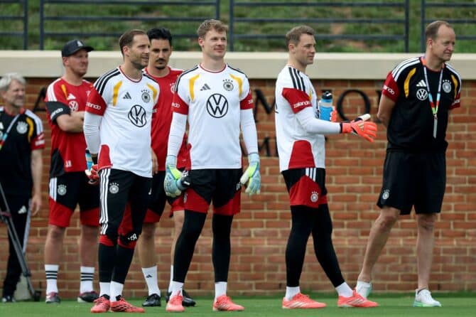 Torhueter Oliver Baumann (2. v. l.) spricht beim Training der deutschen Nationalmannschaft am 8. Juni 2026 im W. Dennie Spry Soccer Stadium in Winston-Salem mit seinen Teamkollegen Alexander Nuebel und Manuel Neuer, daneben Bundestrainer Julian Nagelsmann (l.). Alexander Hassenstein / Getty Images