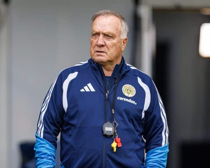 Curaçaos Nationaltrainer Dick Advocaat beim Abschlusstraining seiner Mannschaft im Hampden Park am 29. Mai 2026 in Glasgow. Der niederländische Routinier bereitet den WM-Neuling auf das Testspiel gegen Schottland und auf die erste Weltmeisterschafts-Teilnahme der Inselnation vor. (WM Sport Media / Getty Images)