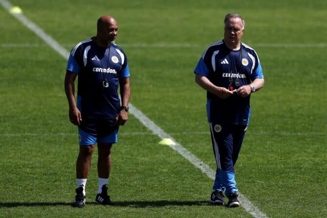 Nationaltrainer Dick Advocaat gibt seinen Spielern während einer Trainingseinheit der Nationalmannschaft von Curaçao am 26. Mai 2026 in Noordwijk aan Zee Anweisungen. Der WM-Neuling bereitet sich in den Niederlanden mit Testspielen auf seine erste Weltmeisterschafts-Endrunde vor. (Dean Mouhtaropoulos / Getty Images)