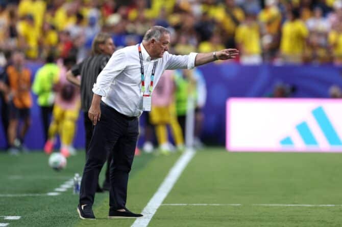 Curaçaos Cheftrainer Dick Advocaat gibt von der Seitenlinie aus Anweisungen an seine Mannschaft beim Gruppenspiel der Gruppe E zwischen Ecuador und Curaçao bei der WM 2026 im Stadion von Kansas City am 20. Juni 2026 in Kansas City, Missouri. Francois Nel / Getty Images