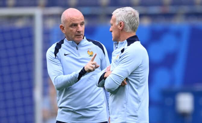 HAMBURG - 4. Juli: Frankreichs Nationaltrainer Didier Deschamps (r.) unterhält sich mit Co-Trainer Guy Stéphan während des Trainings der französischen Nationalmannschaft vor dem Viertelfinale der UEFA EURO 2024 gegen Portugal im Volksparkstadion in Hamburg. (Foto: Stu Forster/Getty Images)