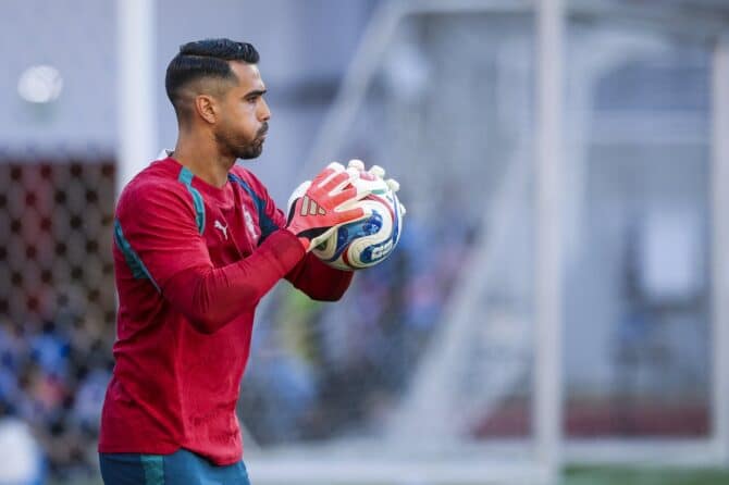 Diogo Costa konzentriert sich beim Aufwärmen vor dem Freundschaftsspiel Portugal gegen Nigeria am 10. Juni 2026 in Leiria. Portugals Stammtorhüter geht fokussiert in das letzte Testspiel vor dem WM-Start beim Turnier in Nordamerika. (Carlos Rodrigues / Getty Images)
