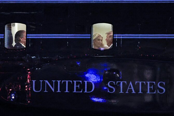 US-Präsident Donald Trump sitzt an Bord der Marine One, nachdem er das dritte Spiel der NBA-Finals zwischen den New York Knicks und den San Antonio Spurs verlassen hat. Die Partie fand am 8. Juni 2026 im Madison Square Garden in New York City statt. (Samuel Corum / Getty Images North America via Getty Images)
