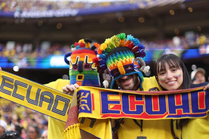 KANSAS CITY, MISSOURI - 20. Juni: Fans der ecuadorianischen Nationalmannschaft feuern ihr Team während des FIFA-Weltmeisterschafts-Gruppenspiels der Gruppe E zwischen Ecuador und Curaçao im Kansas City Stadium am 20. Juni 2026 in Kansas City, Missouri, an. (Foto: Francois Nel/Getty Images)