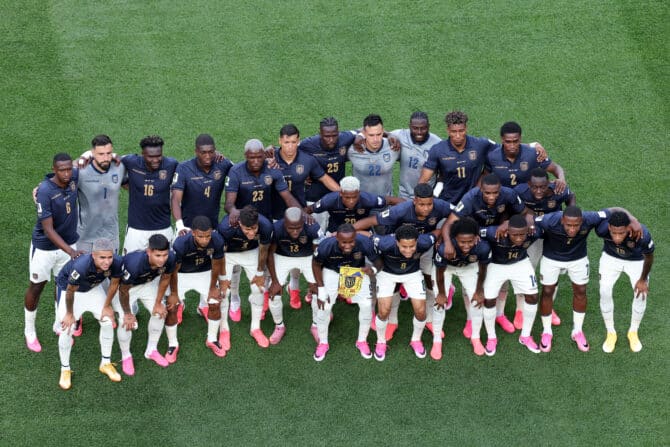 Philadelphia, Pennsylvania, USA, 14. Juni 2026: Die Spieler Ecuadors stellen sich vor dem WM-Spiel der Gruppe E gegen die Elfenbeinküste im Philadelphia Stadium zum offiziellen Mannschaftsfoto auf. (Foto: Kevin C. Cox/Getty Images)