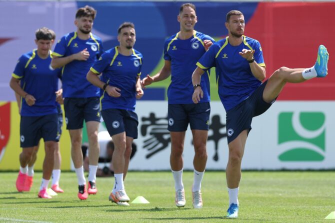 Edin Dzeko beim Abschlusstraining und der Pressekonferenz von Bosnien-Herzegowina am 11. Juni 2026 im Toronto Stadium, einen Tag vor dem WM-2026-Gruppenspiel der Gruppe B gegen Kanada. (Michael Steele / Getty Images)