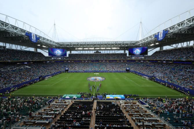 Miami, Florida, USA, 15. Juni 2026: Spieler beider Mannschaften und das Schiedsrichtergespann betreten vor dem WM-Spiel der Gruppe H zwischen Saudi-Arabien und Uruguay das Spielfeld des Miami Stadium. (Foto: Molly Darlington/Getty Images)