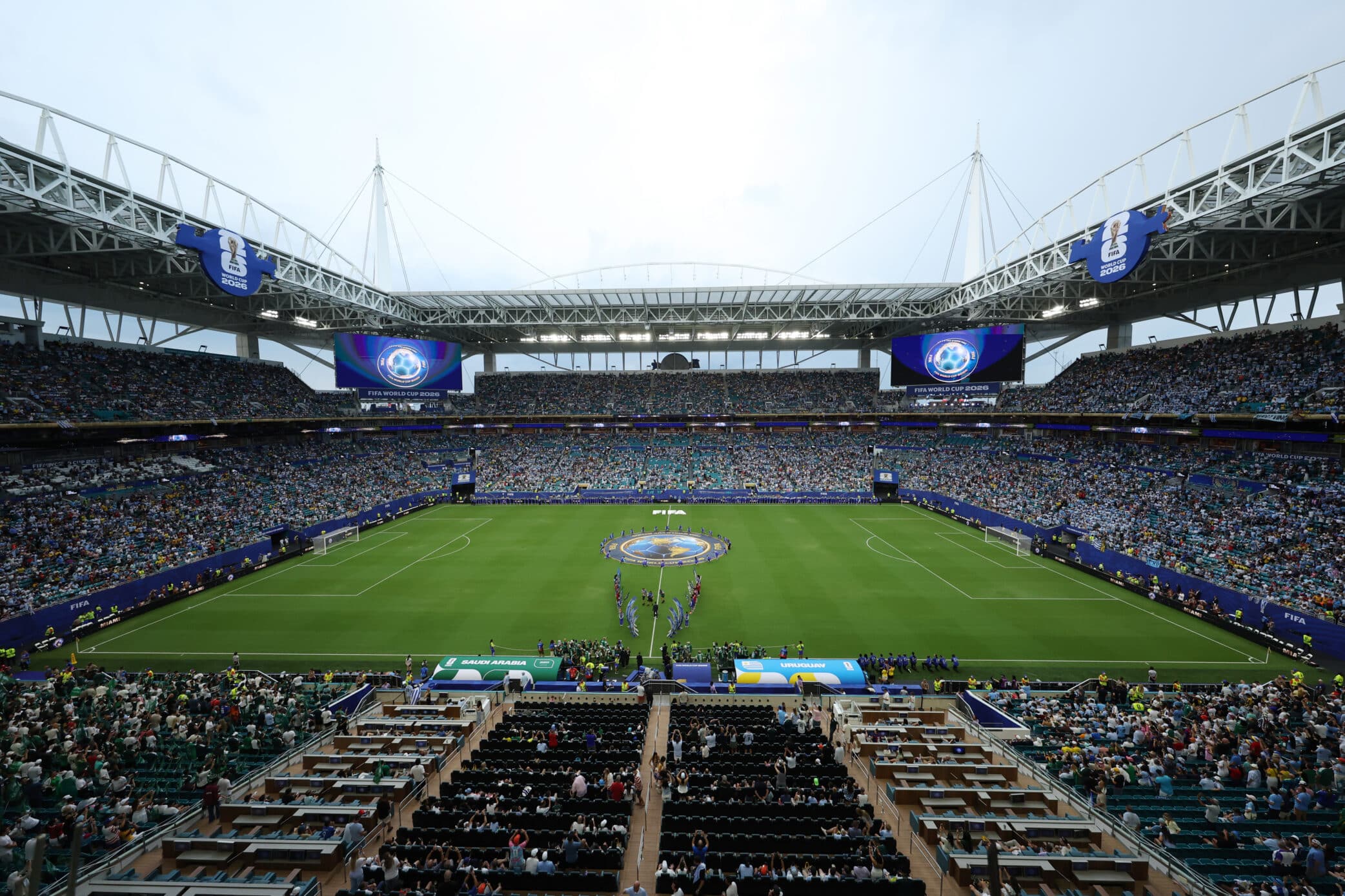 Miami, Florida, USA, 15. Juni 2026: Spieler beider Mannschaften und das Schiedsrichtergespann betreten vor dem WM-Spiel der Gruppe H zwischen Saudi-Arabien und Uruguay das Spielfeld des Miami Stadium. (Foto: Molly Darlington/Getty Images)