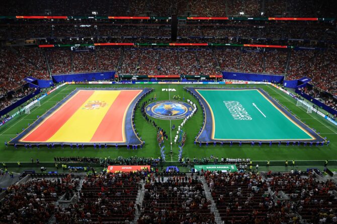 Vor dem WM-2026-Gruppenspiel der Gruppe H zwischen Spanien und Saudi-Arabien laufen die Mannschaften und Schiedsrichter im Atlanta Stadium ein, auf dem Rasen ist eine riesige spanische Flagge ausgebreitet. (Atlanta, 21. Juni 2026) Buda Mendes / Getty Images