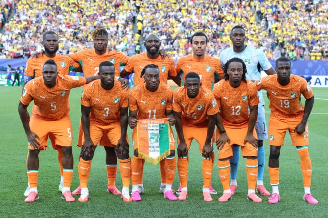 Philadelphia, Pennsylvania, USA, 14. Juni 2026: Die Spieler der Elfenbeinküste stellen sich vor dem WM-Spiel der Gruppe E gegen Ecuador im Philadelphia Stadium zum offiziellen Mannschaftsfoto auf. (Foto: Kevin C. Cox/Getty Images)