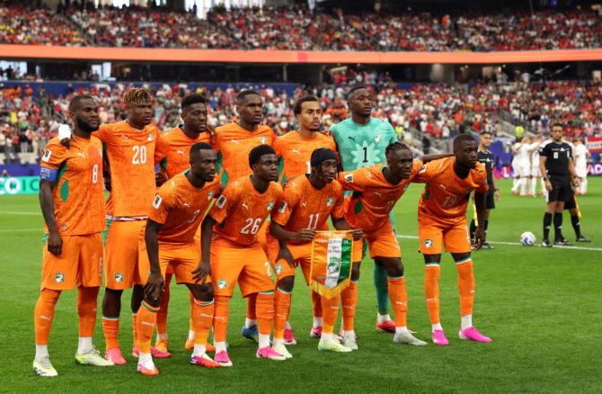 Die Mannschaft der Elfenbeinküste stellt sich vor dem Sechzehntelfinale der WM 2026 gegen Norwegen zum Teamfoto auf. Die Szene entstand am 30. Juni 2026 im Dallas Stadium in Arlington, Texas. Molly Darlington / Getty Images