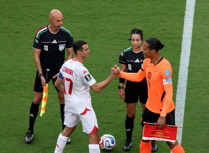 Tunesiens Ellyes Skhiri begrüßt vor dem Anpfiff Virgil van Dijk von den Niederlanden im WM-Gruppenspiel der Gruppe F. Die Partie fand am 25. Juni 2026 im Kansas City Stadium statt. Richard Pelham / Getty Images