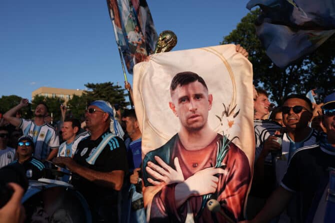 Kansas City, Missouri, USA, 15. Juni 2026: Argentinische Fans versammeln sich im Mill Creek Park. Dabei wird eine Fahne zu Ehren von Nationaltorhüter Emiliano Martínez gezeigt. (Foto: Michael Steele/Getty Images)