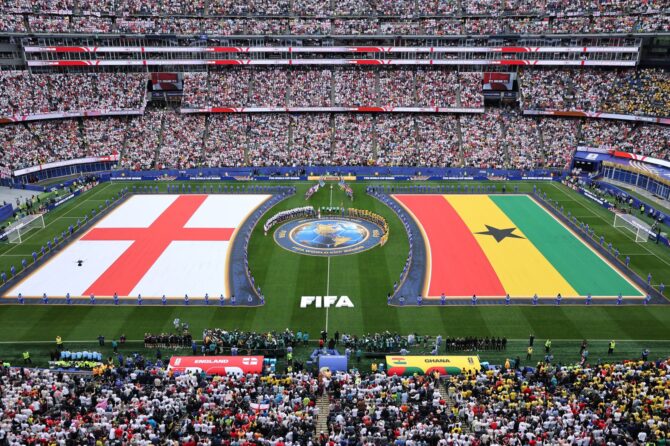 Die Mannschaften und Schiedsrichter stellen sich vor dem WM-2026-Gruppenspiel zwischen England und Ghana auf. Vor dem Anpfiff im Boston Stadium in Foxborough, Massachusetts, standen die Teams am 23. Juni 2026 gemeinsam auf dem Feld. (Mattia Ozbot / Getty Images)