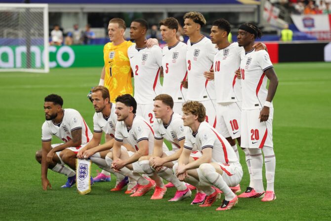 Die englische Nationalmannschaft mit Kapitän Harry Kane posiert vor dem Gruppenspiel L der FIFA Weltmeisterschaft 2026 gegen Kroatien am 17. Juni 2026 im Dallas Stadium in Arlington, Texas, für das Mannschaftsfoto. Richard Pelham / Getty Images