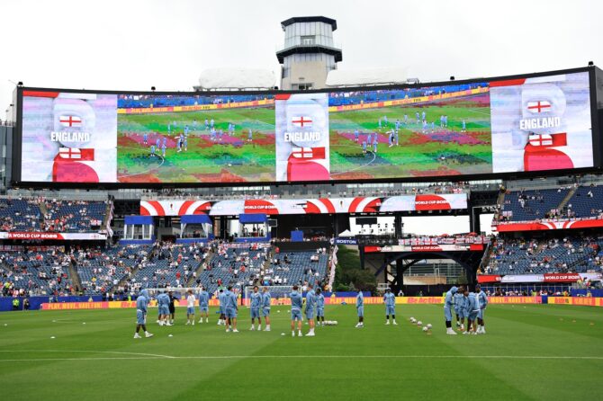 Die Spieler Englands begutachten vor dem WM-2026-Gruppenspiel zwischen England und Ghana den Rasen. Die Three Lions verschafften sich am 23. Juni 2026 im Boston Stadium in Foxborough, Massachusetts, einen Eindruck vom Platz der Gruppe L. (Buda Mendes / Getty Images)