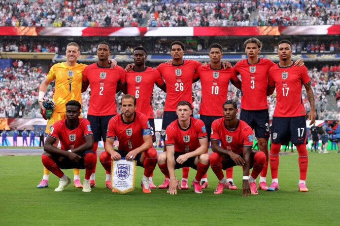 Die Startelf Englands stellt sich vor dem Gruppenspiel der Gruppe L bei der Fußball-Weltmeisterschaft 2026 gegen Panama zum Mannschaftsfoto auf. Die Partie fand am 27. Juni 2026 im New York New Jersey Stadium in East Rutherford, New Jersey, statt. Mattia Ozbot / Getty Images