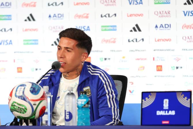 ARLINGTON, TEXAS - 21. Juni: Enzo Fernández (#24) aus Argentinien spricht während der Pressekonferenz der Albiceleste einen Tag vor dem FIFA-Weltmeisterschafts-Gruppenspiel der Gruppe J zwischen Argentinien und Österreich im Dallas Stadium am 21. Juni 2026 in Arlington, Texas, mit den Medien. (Foto: Stacy Revere/Getty Images)