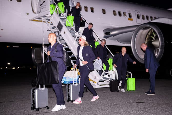 Greensboro, North Carolina, USA, 2. Juni 2026: Erling Haaland (Mitte) trifft mit der norwegischen Nationalmannschaft am Piedmont Triad International Airport vor der FIFA-Weltmeisterschaft 2026 in den USA ein. (Foto: David Jensen/Getty Images)