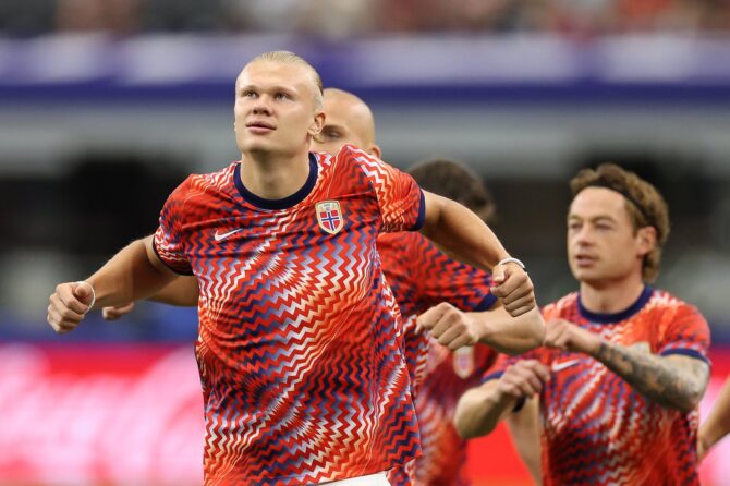 Erling Haaland (Nummer 9) von Norwegen wärmt sich vor dem Sechzehntelfinale der WM 2026 gegen die Elfenbeinküste auf. Die Szene entstand am 30. Juni 2026 im Dallas Stadium in Arlington, Texas. Stacy Revere / Getty Images
