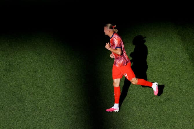 Foxborough, Massachusetts, USA, 16. Juni 2026: Norwegens Erling Haaland wärmt sich vor dem WM-Spiel der Gruppe I gegen den Irak im Boston Stadium auf. (Foto: Buda Mendes/Getty Images)
